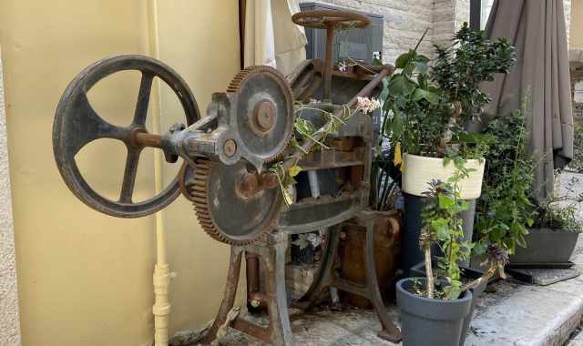 Quel misterioso e antico oggetto che riposa a Bari Vecchia:  una piegatrice per carta